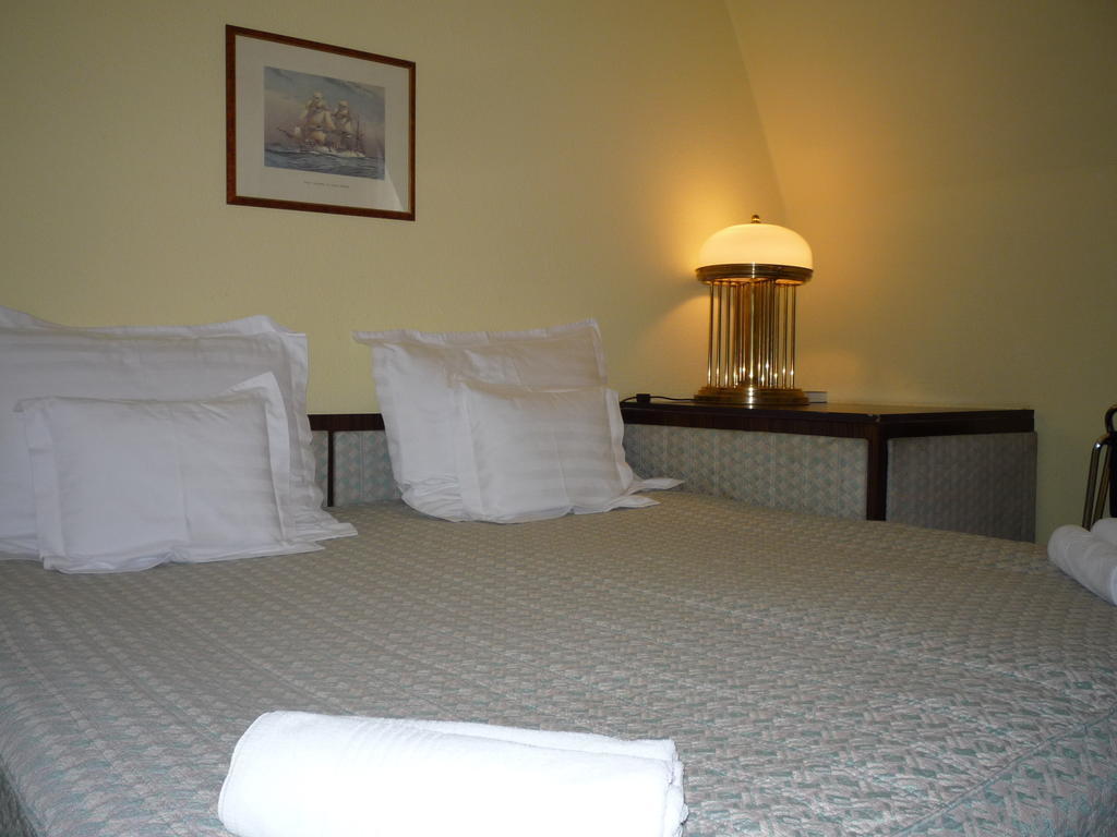 Kaloz Fregatt Panzio & Etterem Hotel Tata Habitación foto