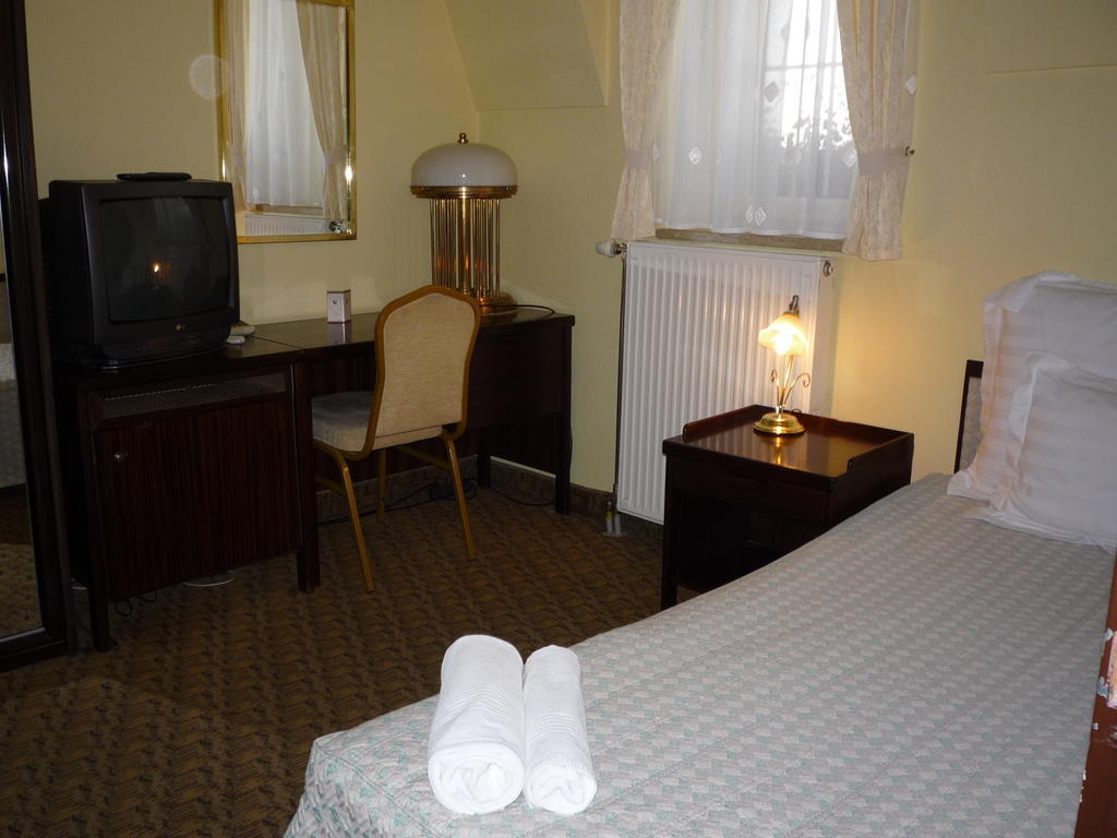 Kaloz Fregatt Panzio & Etterem Hotel Tata Habitación foto