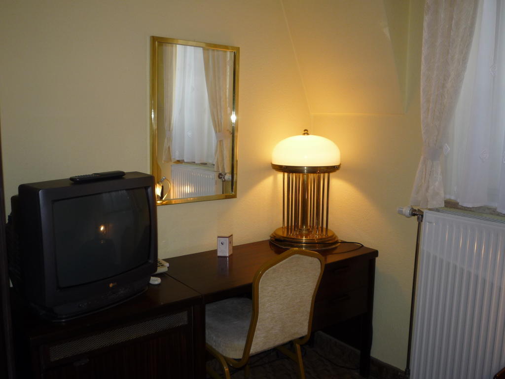 Kaloz Fregatt Panzio & Etterem Hotel Tata Habitación foto