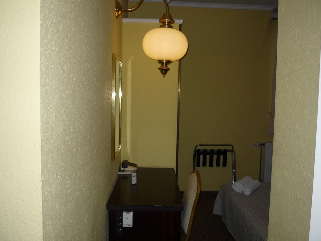 Kaloz Fregatt Panzio & Etterem Hotel Tata Habitación foto